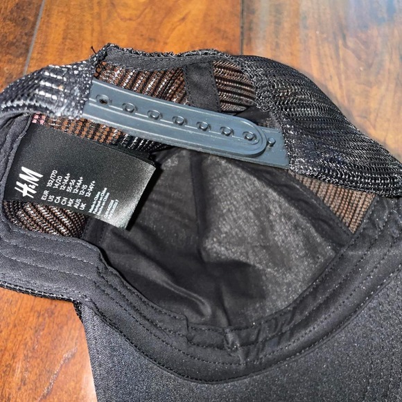 Plain white and black hm - Picture 3 of 3